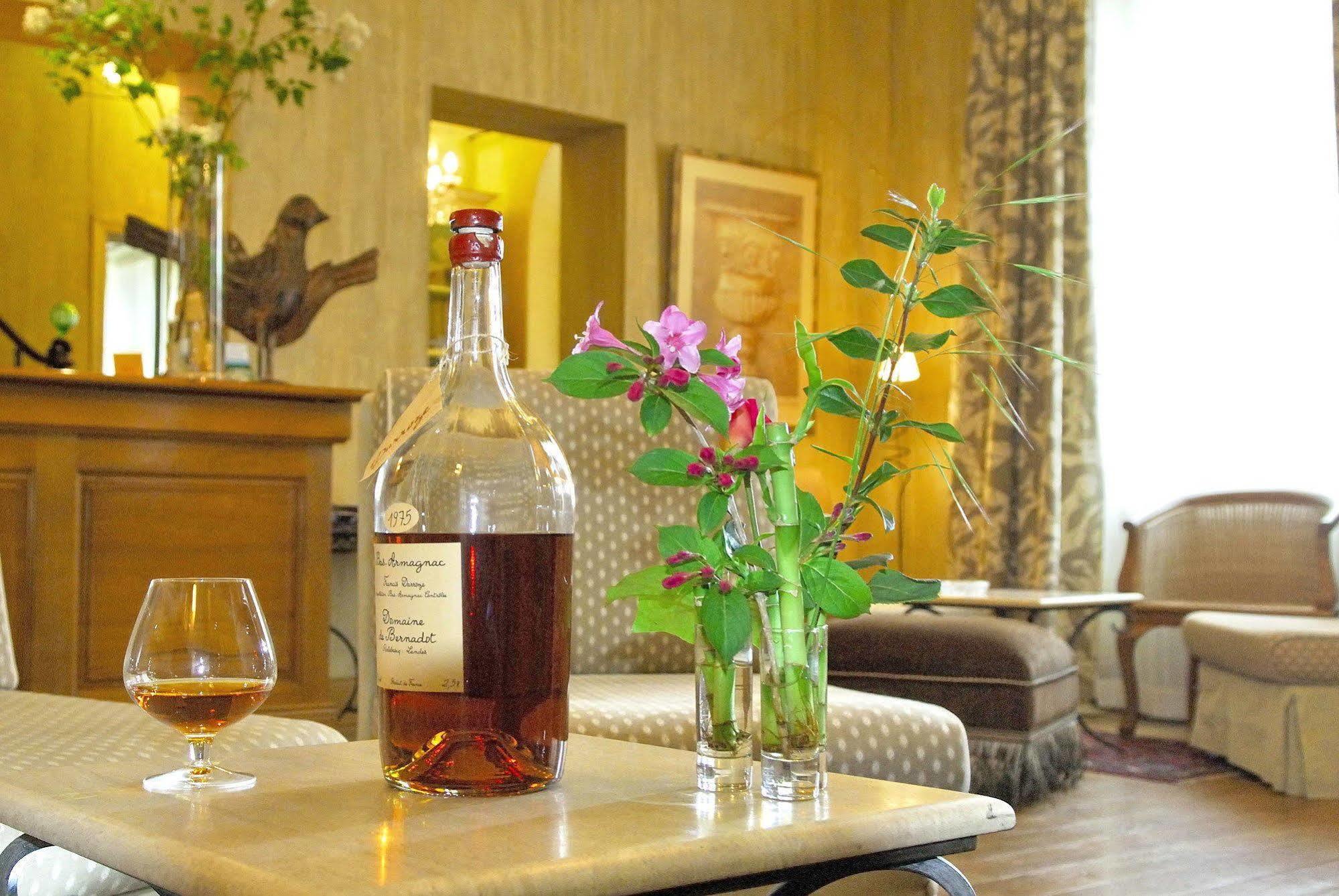 Logis Hotel - Restaurant Maison Claude Darroze Лангон Екстериор снимка